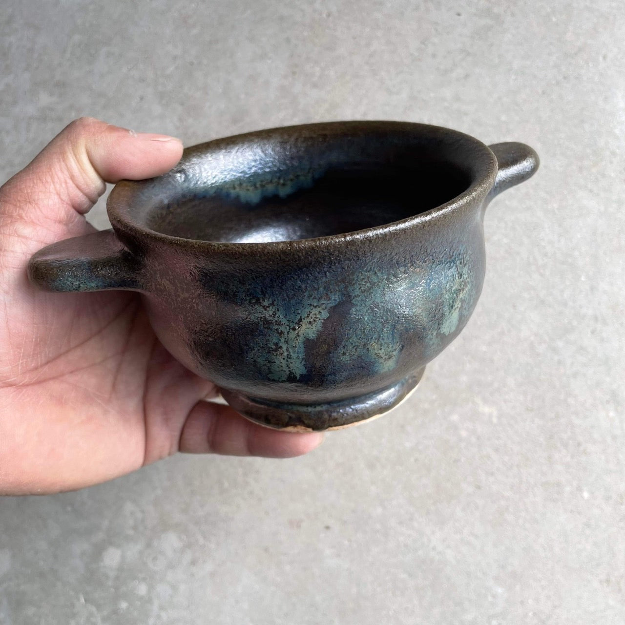 両手付きの器（黒釉）